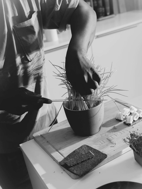 Nelson Müller beim Schnittlauchschneiden